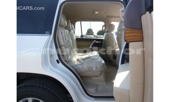 Buy Import Toyota Land Cruiser White Car in Import - Dubai in Bumthang Buy Import Toyota Land Cruiser White Car in Import - Dubai in Bumthang
