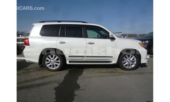 Buy Import Toyota Land Cruiser White Car in Import - Dubai in Bumthang Buy Import Toyota Land Cruiser White Car in Import - Dubai in Bumthang