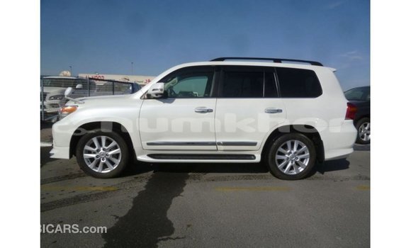 Buy Import Toyota Land Cruiser White Car in Import - Dubai in Bumthang Buy Import Toyota Land Cruiser White Car in Import - Dubai in Bumthang
