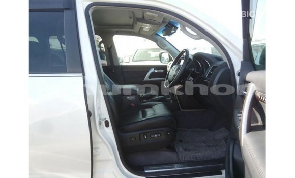 Buy Import Toyota Land Cruiser White Car in Import - Dubai in Bumthang Buy Import Toyota Land Cruiser White Car in Import - Dubai in Bumthang