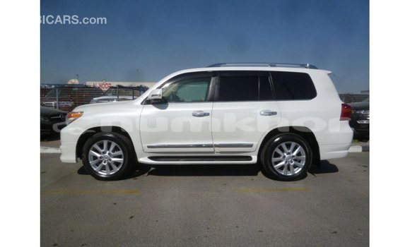 Buy Import Toyota Land Cruiser White Car in Import - Dubai in Bumthang Buy Import Toyota Land Cruiser White Car in Import - Dubai in Bumthang