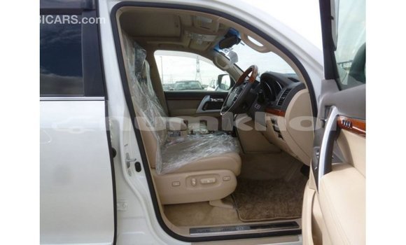 Buy Import Toyota Land Cruiser White Car in Import - Dubai in Bumthang Buy Import Toyota Land Cruiser White Car in Import - Dubai in Bumthang