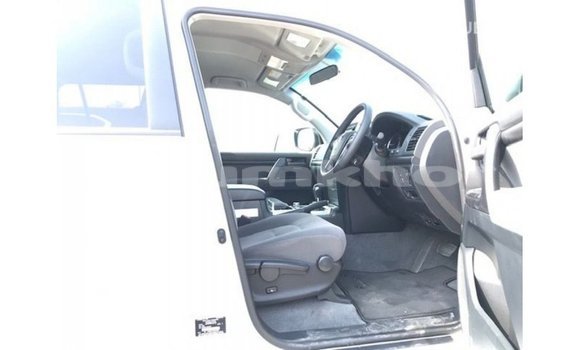 Buy Import Toyota Land Cruiser White Car in Import - Dubai in Bumthang Buy Import Toyota Land Cruiser White Car in Import - Dubai in Bumthang