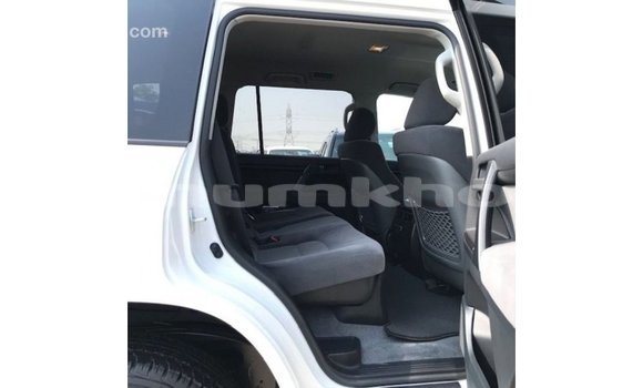 Buy Import Toyota Land Cruiser White Car in Import - Dubai in Bumthang Buy Import Toyota Land Cruiser White Car in Import - Dubai in Bumthang