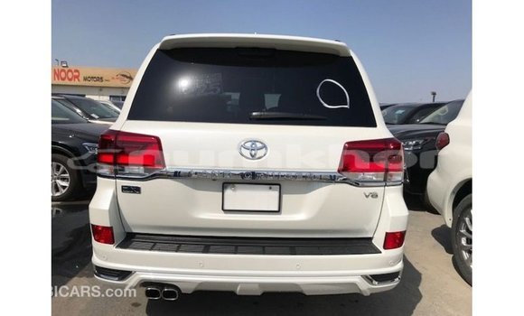 Buy Import Toyota Land Cruiser White Car in Import - Dubai in Bumthang Buy Import Toyota Land Cruiser White Car in Import - Dubai in Bumthang