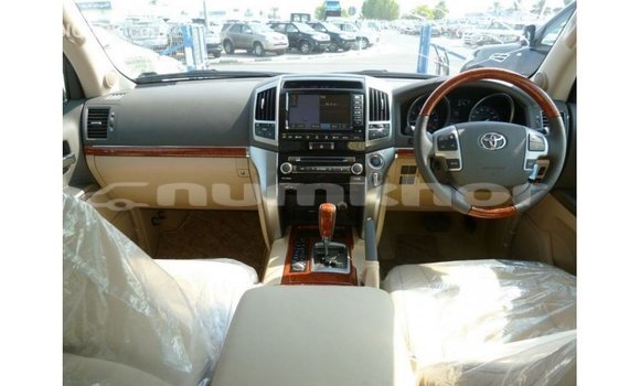 Buy Import Toyota Land Cruiser White Car in Import - Dubai in Bumthang Buy Import Toyota Land Cruiser White Car in Import - Dubai in Bumthang