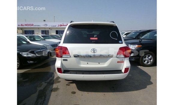 Buy Import Toyota Land Cruiser White Car in Import - Dubai in Bumthang Buy Import Toyota Land Cruiser White Car in Import - Dubai in Bumthang