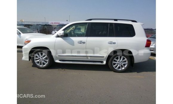 Buy Import Toyota Land Cruiser White Car in Import - Dubai in Bumthang Buy Import Toyota Land Cruiser White Car in Import - Dubai in Bumthang
