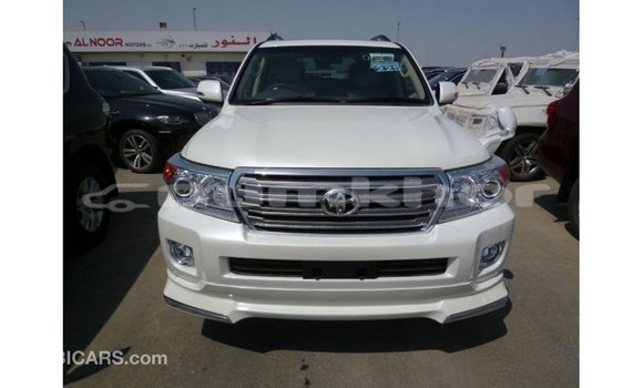 Buy Import Toyota Land Cruiser White Car in Import - Dubai in Bumthang Buy Import Toyota Land Cruiser White Car in Import - Dubai in Bumthang