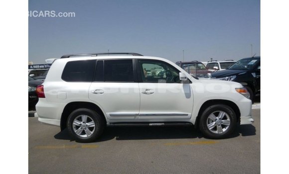 Buy Import Toyota Land Cruiser White Car in Import - Dubai in Bumthang Buy Import Toyota Land Cruiser White Car in Import - Dubai in Bumthang