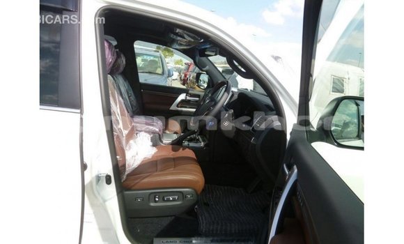 Buy Import Toyota Land Cruiser White Car in Import - Dubai in Bumthang Buy Import Toyota Land Cruiser White Car in Import - Dubai in Bumthang