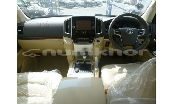 Buy Import Toyota Land Cruiser White Car in Import - Dubai in Bumthang Buy Import Toyota Land Cruiser White Car in Import - Dubai in Bumthang