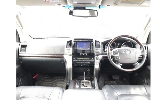 Buy Import Toyota Land Cruiser White Car in Import - Dubai in Bumthang Buy Import Toyota Land Cruiser White Car in Import - Dubai in Bumthang