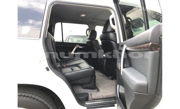 Buy Import Toyota Land Cruiser White Car in Import - Dubai in Bumthang Buy Import Toyota Land Cruiser White Car in Import - Dubai in Bumthang