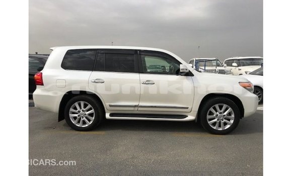 Buy Import Toyota Land Cruiser White Car in Import - Dubai in Bumthang Buy Import Toyota Land Cruiser White Car in Import - Dubai in Bumthang