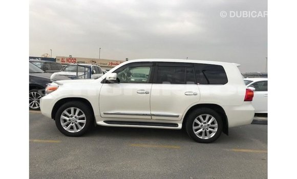 Buy Import Toyota Land Cruiser White Car in Import - Dubai in Bumthang Buy Import Toyota Land Cruiser White Car in Import - Dubai in Bumthang