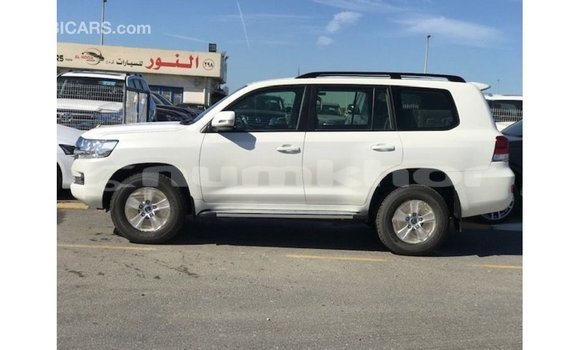 Buy Import Toyota Land Cruiser White Car in Import - Dubai in Bumthang Buy Import Toyota Land Cruiser White Car in Import - Dubai in Bumthang