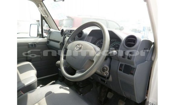 Buy Import Toyota Land Cruiser White Car in Import - Dubai in Bumthang Buy Import Toyota Land Cruiser White Car in Import - Dubai in Bumthang