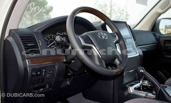 Buy Import Toyota Land Cruiser White Car in Import - Dubai in Bumthang Buy Import Toyota Land Cruiser White Car in Import - Dubai in Bumthang