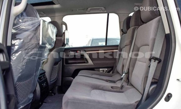Buy Import Toyota Land Cruiser White Car in Import - Dubai in Bumthang Buy Import Toyota Land Cruiser White Car in Import - Dubai in Bumthang