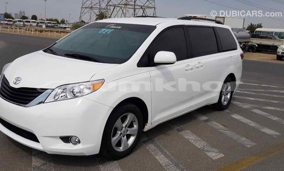 Buy Import Toyota Sienna White Car in Import - Dubai in Bumthang Buy Import Toyota Sienna White Car in Import - Dubai in Bumthang