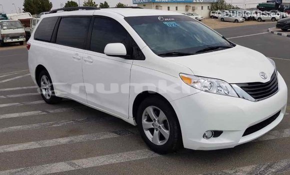 Buy Import Toyota Sienna White Car in Import - Dubai in Bumthang Buy Import Toyota Sienna White Car in Import - Dubai in Bumthang