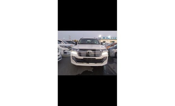 Buy Import Toyota Land Cruiser White Car in Import - Dubai in Bumthang Buy Import Toyota Land Cruiser White Car in Import - Dubai in Bumthang