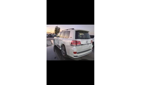 Buy Import Toyota Land Cruiser White Car in Import - Dubai in Bumthang Buy Import Toyota Land Cruiser White Car in Import - Dubai in Bumthang