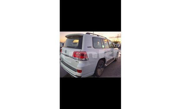 Buy Import Toyota Land Cruiser White Car in Import - Dubai in Bumthang Buy Import Toyota Land Cruiser White Car in Import - Dubai in Bumthang