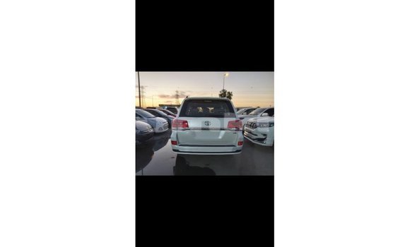 Buy Import Toyota Land Cruiser White Car in Import - Dubai in Bumthang Buy Import Toyota Land Cruiser White Car in Import - Dubai in Bumthang
