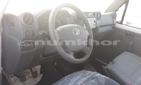 Buy Import Toyota Land Cruiser White Car in Import - Dubai in Bumthang Buy Import Toyota Land Cruiser White Car in Import - Dubai in Bumthang
