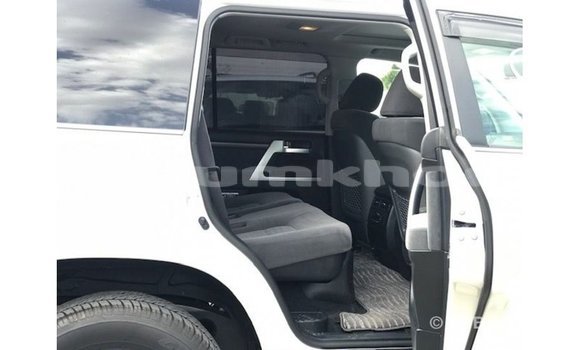 Buy Import Toyota Land Cruiser White Car in Import - Dubai in Bumthang Buy Import Toyota Land Cruiser White Car in Import - Dubai in Bumthang