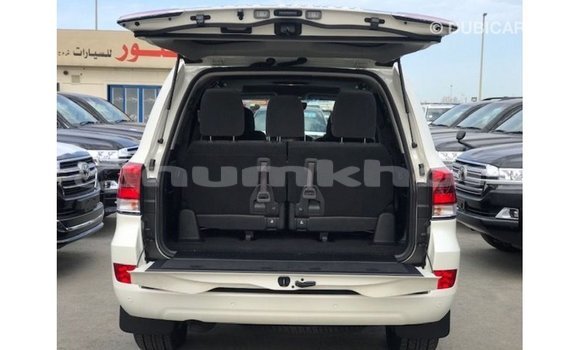 Buy Import Toyota Land Cruiser White Car in Import - Dubai in Bumthang Buy Import Toyota Land Cruiser White Car in Import - Dubai in Bumthang