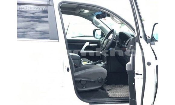 Buy Import Toyota Land Cruiser White Car in Import - Dubai in Bumthang Buy Import Toyota Land Cruiser White Car in Import - Dubai in Bumthang