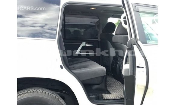 Buy Import Toyota Land Cruiser White Car in Import - Dubai in Bumthang Buy Import Toyota Land Cruiser White Car in Import - Dubai in Bumthang