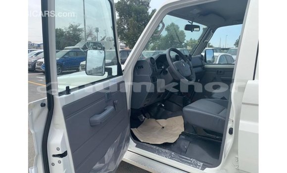 Buy Import Toyota Land Cruiser White Car in Import - Dubai in Bumthang Buy Import Toyota Land Cruiser White Car in Import - Dubai in Bumthang