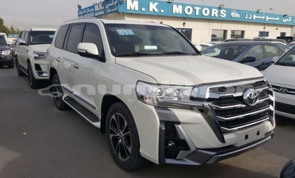 Buy Import Toyota Land Cruiser White Car in Import - Dubai in Bumthang Buy Import Toyota Land Cruiser White Car in Import - Dubai in Bumthang