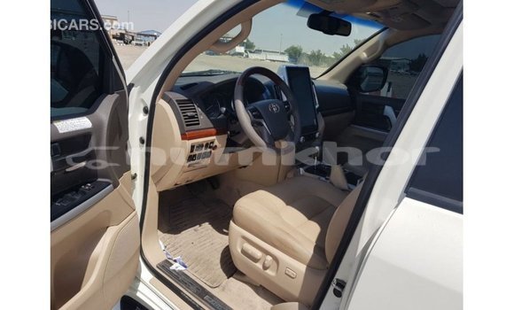 Buy Import Toyota Land Cruiser White Car in Import - Dubai in Bumthang Buy Import Toyota Land Cruiser White Car in Import - Dubai in Bumthang