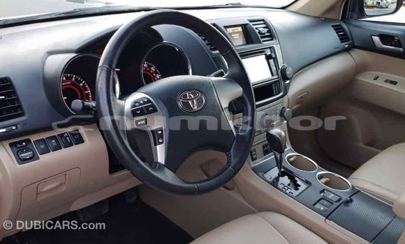 Buy Import Toyota Highlander Green Car in Import - Dubai in Bumthang Buy Import Toyota Highlander Green Car in Import - Dubai in Bumthang