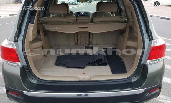 Buy Import Toyota Highlander Green Car in Import - Dubai in Bumthang Buy Import Toyota Highlander Green Car in Import - Dubai in Bumthang