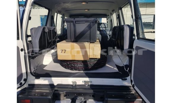 Buy Import Toyota Land Cruiser White Car in Import - Dubai in Bumthang Buy Import Toyota Land Cruiser White Car in Import - Dubai in Bumthang