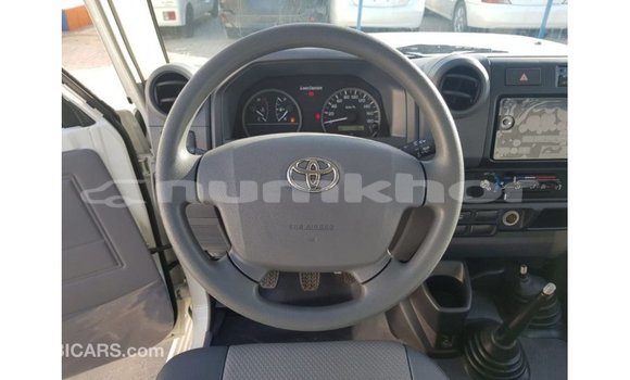 Buy Import Toyota Land Cruiser White Car in Import - Dubai in Bumthang Buy Import Toyota Land Cruiser White Car in Import - Dubai in Bumthang