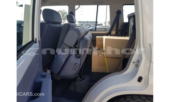 Buy Import Toyota Land Cruiser White Car in Import - Dubai in Bumthang Buy Import Toyota Land Cruiser White Car in Import - Dubai in Bumthang