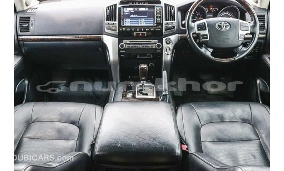 Buy Import Toyota Land Cruiser White Car in Import - Dubai in Bumthang Buy Import Toyota Land Cruiser White Car in Import - Dubai in Bumthang