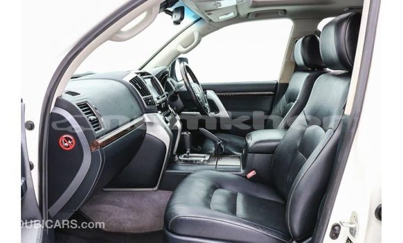 Buy Import Toyota Land Cruiser White Car in Import - Dubai in Bumthang Buy Import Toyota Land Cruiser White Car in Import - Dubai in Bumthang