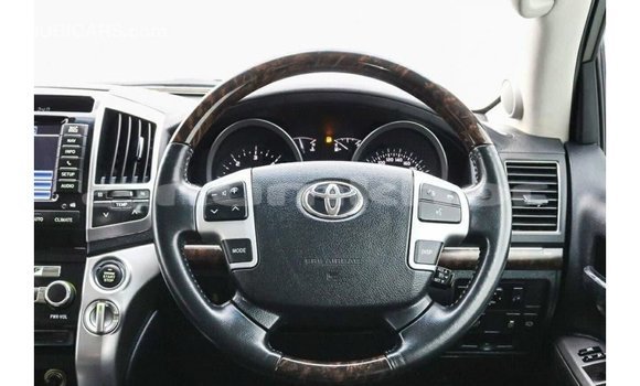 Buy Import Toyota Land Cruiser White Car in Import - Dubai in Bumthang Buy Import Toyota Land Cruiser White Car in Import - Dubai in Bumthang