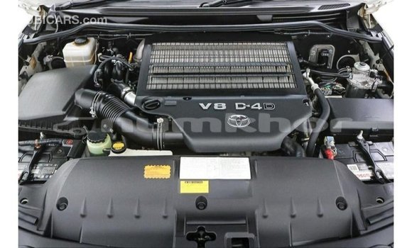 Buy Import Toyota Land Cruiser White Car in Import - Dubai in Bumthang Buy Import Toyota Land Cruiser White Car in Import - Dubai in Bumthang