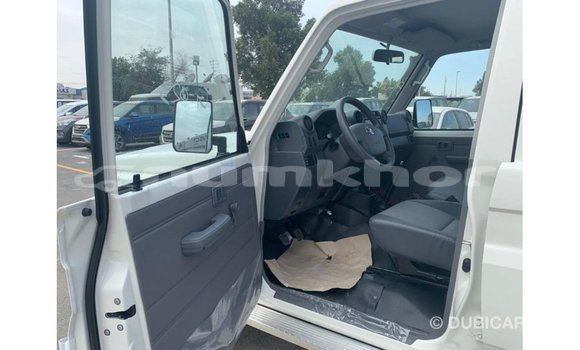 Buy Import Toyota Land Cruiser White Car in Import - Dubai in Bumthang Buy Import Toyota Land Cruiser White Car in Import - Dubai in Bumthang