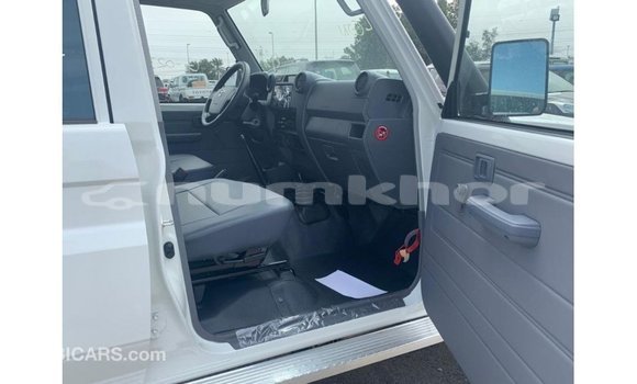 Buy Import Toyota Land Cruiser White Car in Import - Dubai in Bumthang Buy Import Toyota Land Cruiser White Car in Import - Dubai in Bumthang