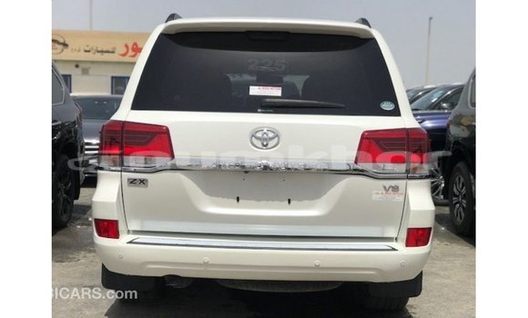 Buy Import Toyota Land Cruiser White Car in Import - Dubai in Bumthang Buy Import Toyota Land Cruiser White Car in Import - Dubai in Bumthang